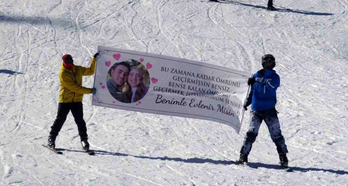 Artvin Atabarı Kayak Merkezi’nde sürpriz evlilik teklifi