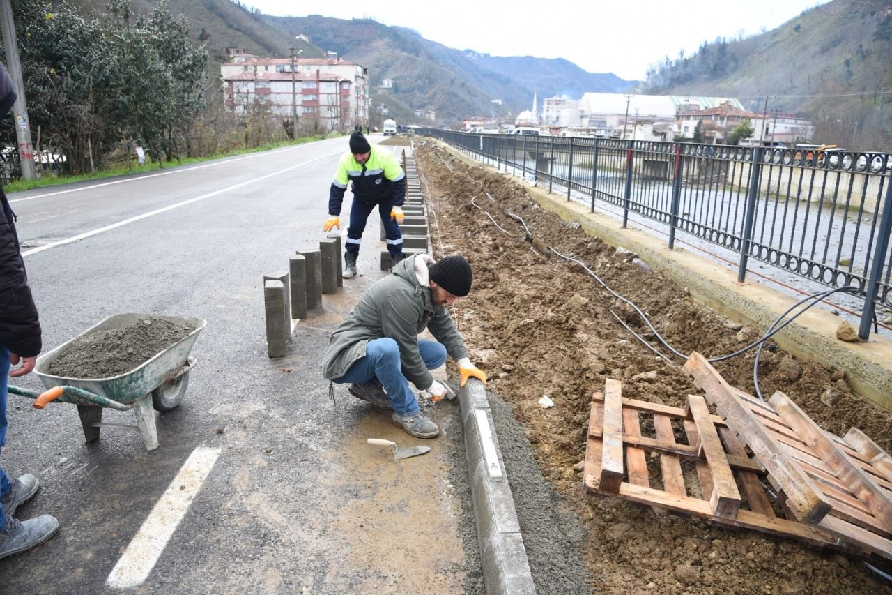 Giresun’da kaldırım ve yollarda onarım çalışmaları hız kesmeden devam ediyor