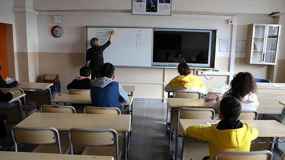 Öğrenciler bu habere çok üzülecek: Okul günleri 20 gün daha uzuyor