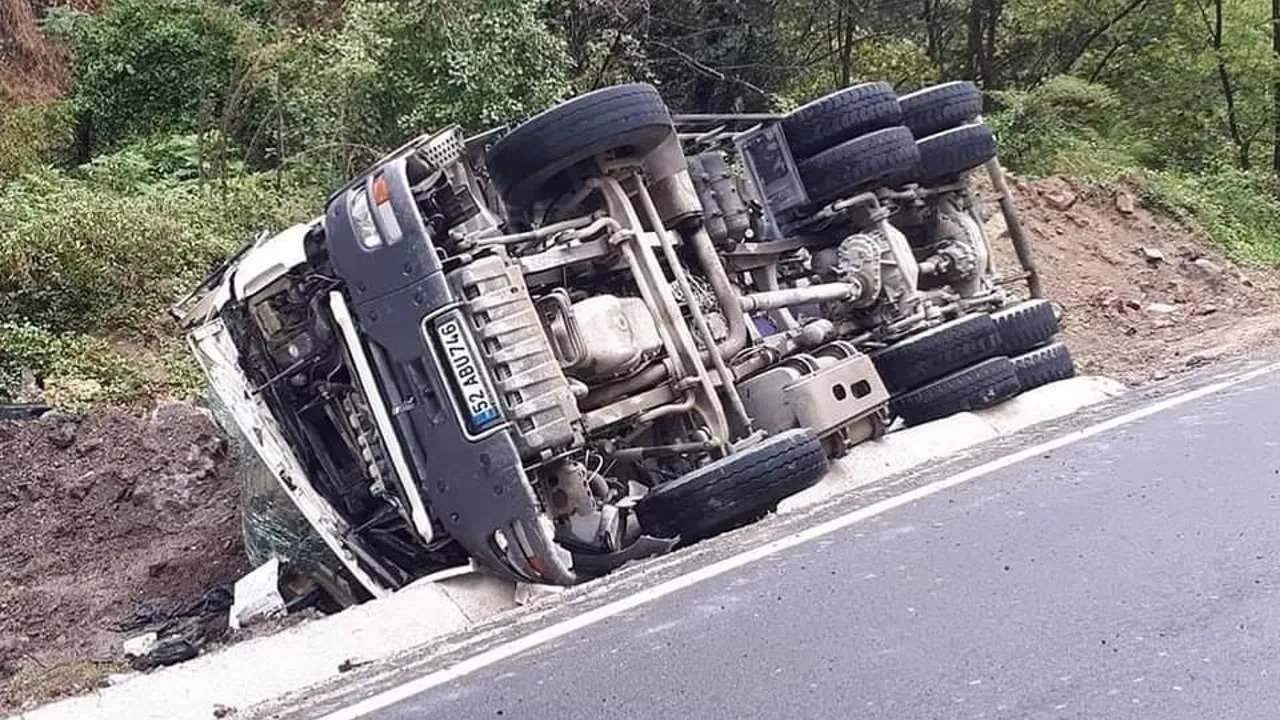 Gümüşhane’de Devrilen Beton Mikserinin Sürücüsü Yaralandı