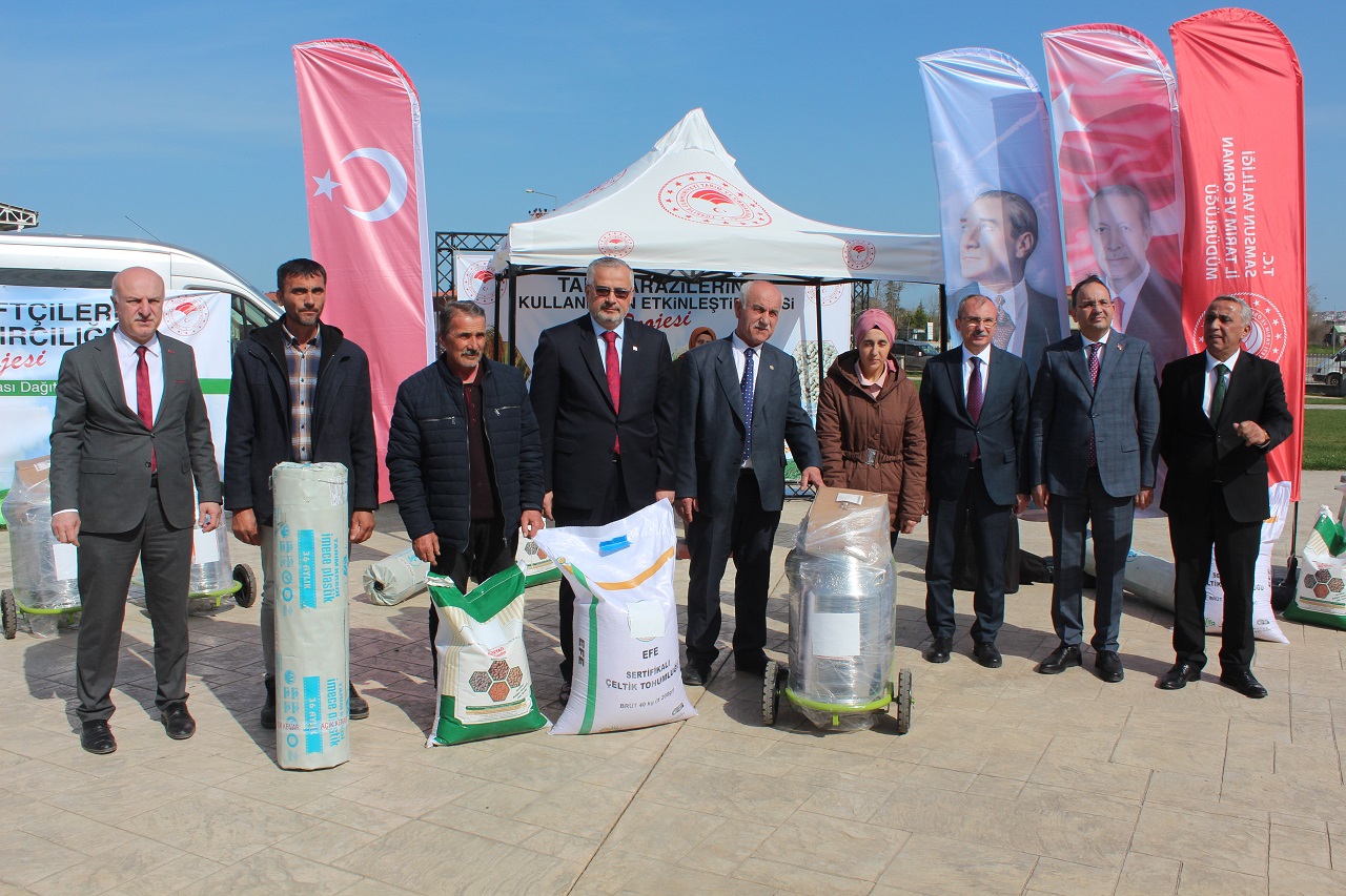 Samsun’da Çiftçilere Sera Naylonu Tohum ve Süt Sağım Makinesi Dağıtıldı