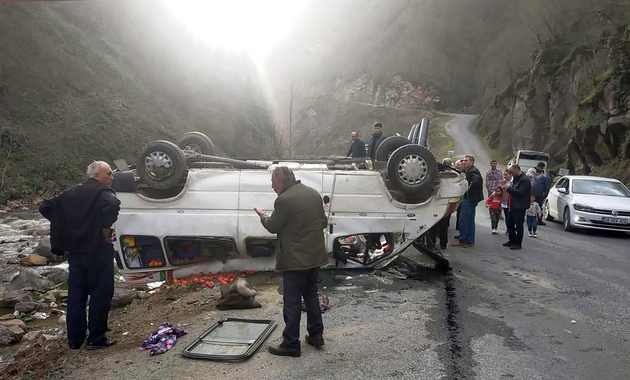 Bulancak’ta Minibüs Devrildi: 4 Yaralı