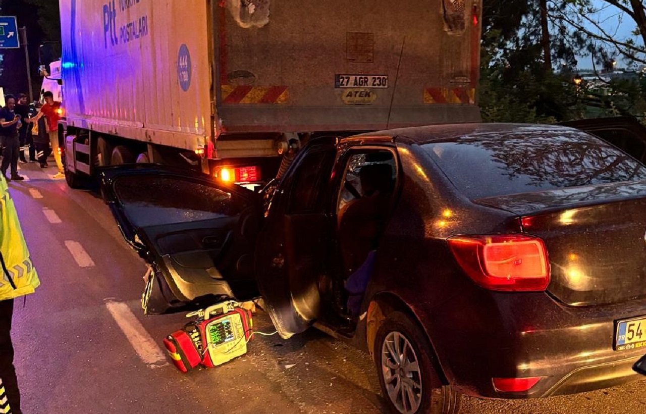 Sakarya’da Otomobil PTT Kamyonuna Çarptı: 1 Ölü, 2 Yaralı