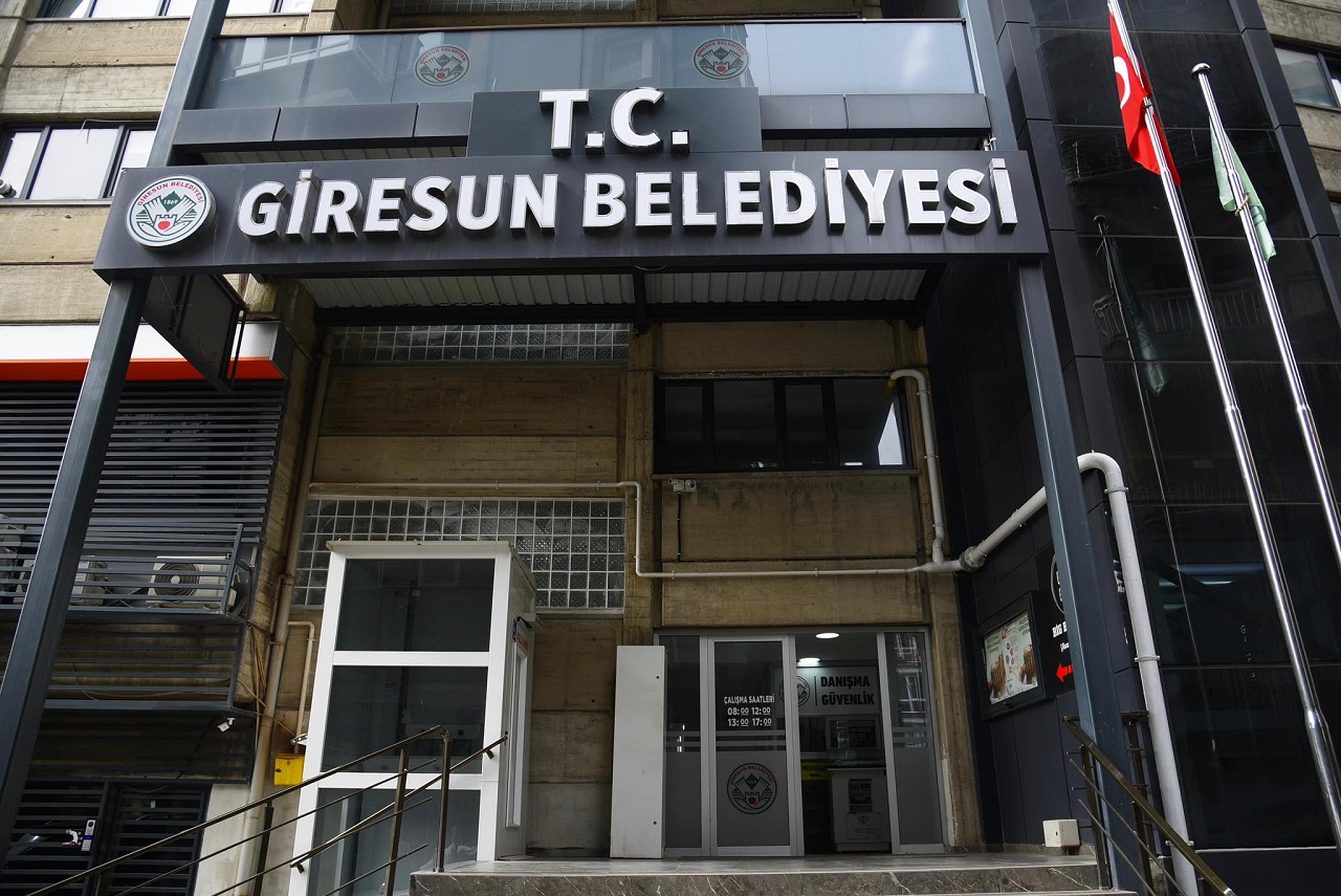 Giresun Belediyesi Hizmet Binası’na T.C. İbaresi Eklendi