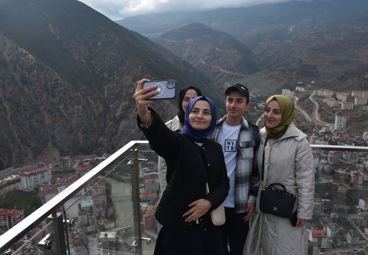 Gümüşhane’deki Cam Seyir Terası Turistlerin Uğrak Noktası Oldu