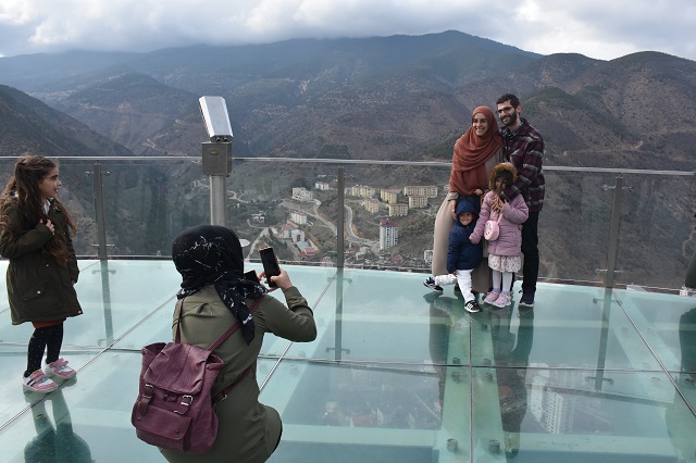 Gümüşhane'deki Cam Seyir Terası Turistlerin Uğrak Noktası Oldu