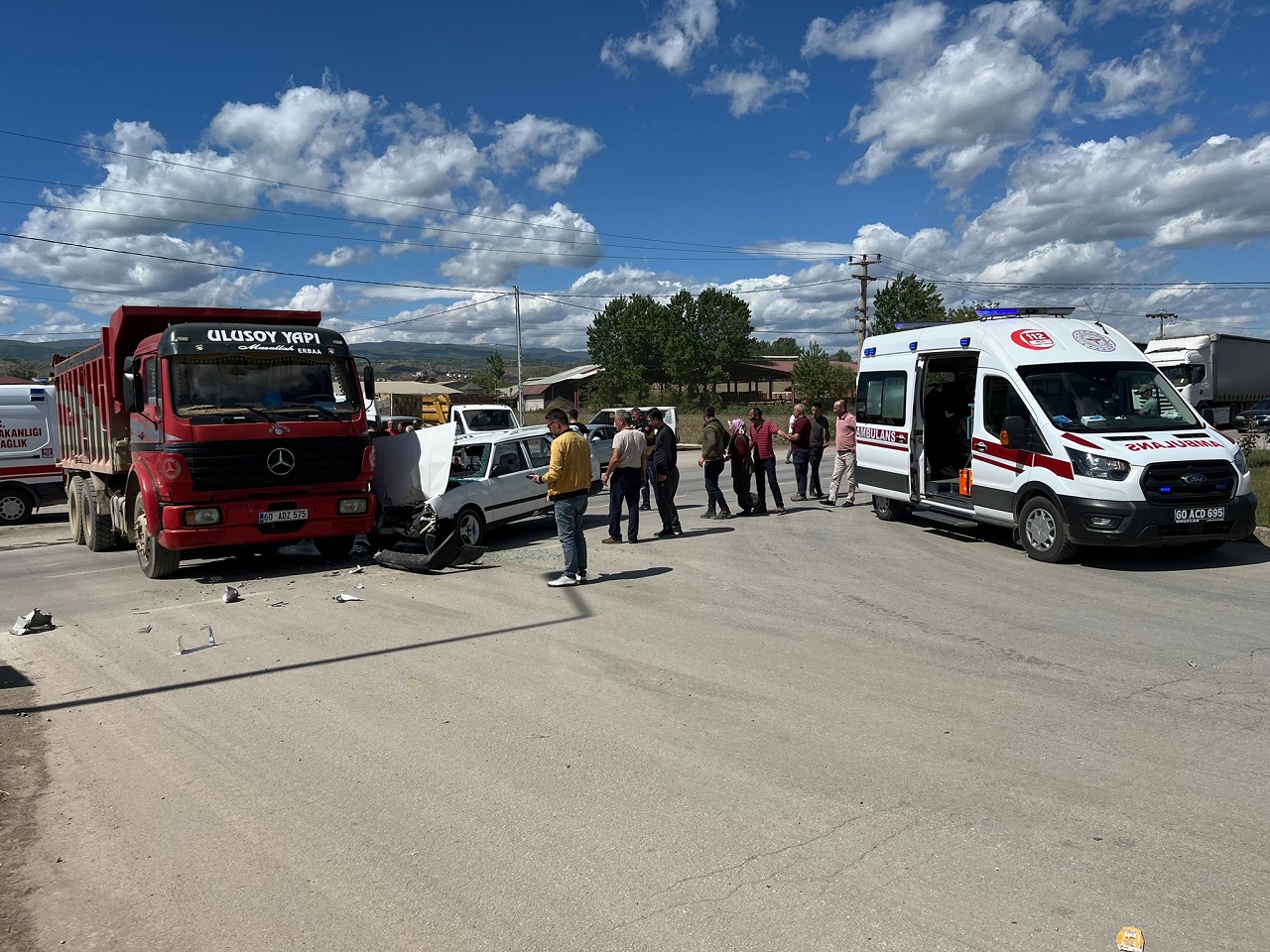 Tokat’ta Kamyon ile Otomobil Çarpıştı: 3 Yaralı