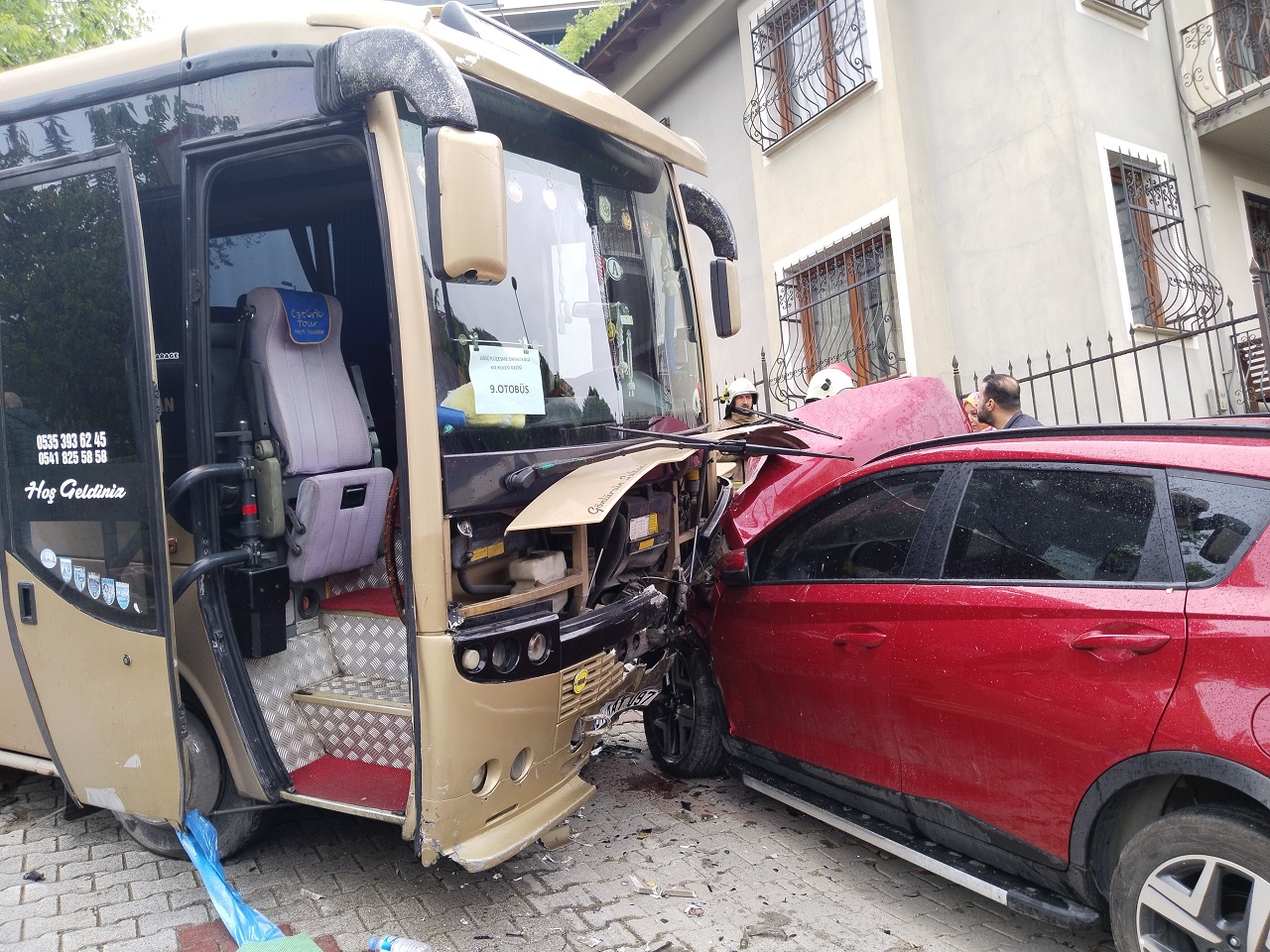 Üsküdar’da Öğrenci Servisi Kaza Yaptı: Yaralılar Var