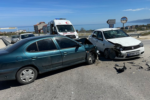 Sinop'ta İki Otomobilin Çarpıştığı Kaza 2 Yaralı