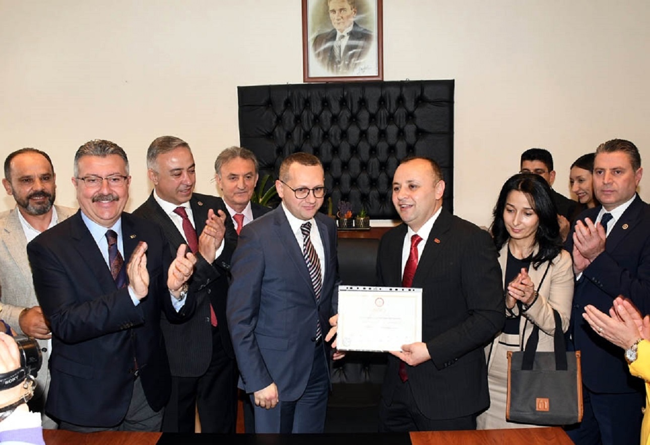 Amasya Belediye Başkanı Turgay Sevindi Mazbatasını Aldı