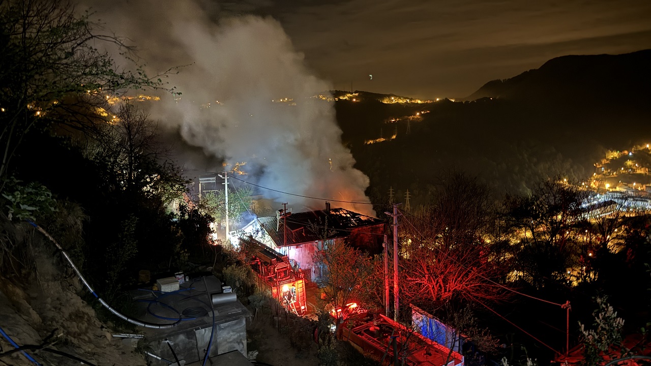 Zonguldak’ta Ev Yangını: 3 Kişi Hastaneye Kaldırıldı