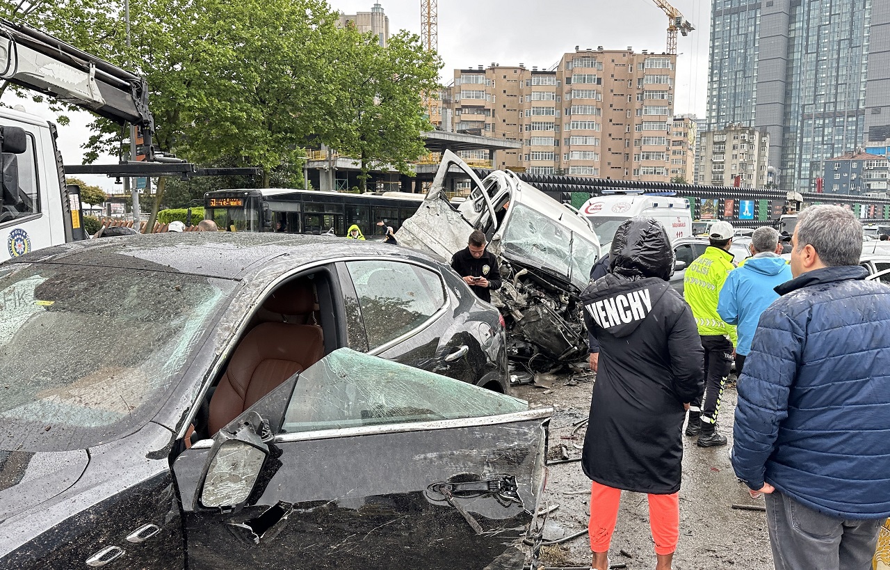 Beşiktaş’ta Feci Kaza: 8 Araç Birbirine Girdi 8 Yaralı