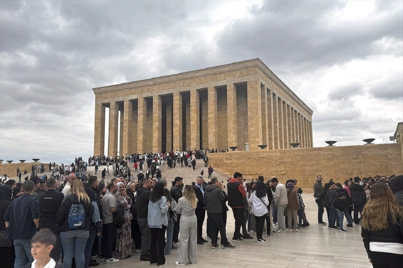 Binlerce Ziyaretçi Anıtkabir’i Ziyaret Etti