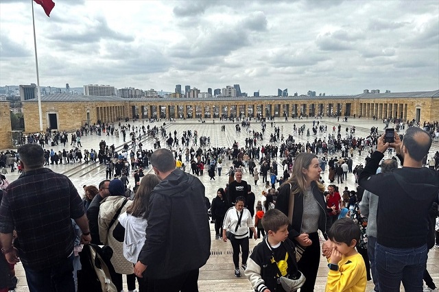 Binlerce Ziyaretçi Anıtkabir'i Ziyaret Etti