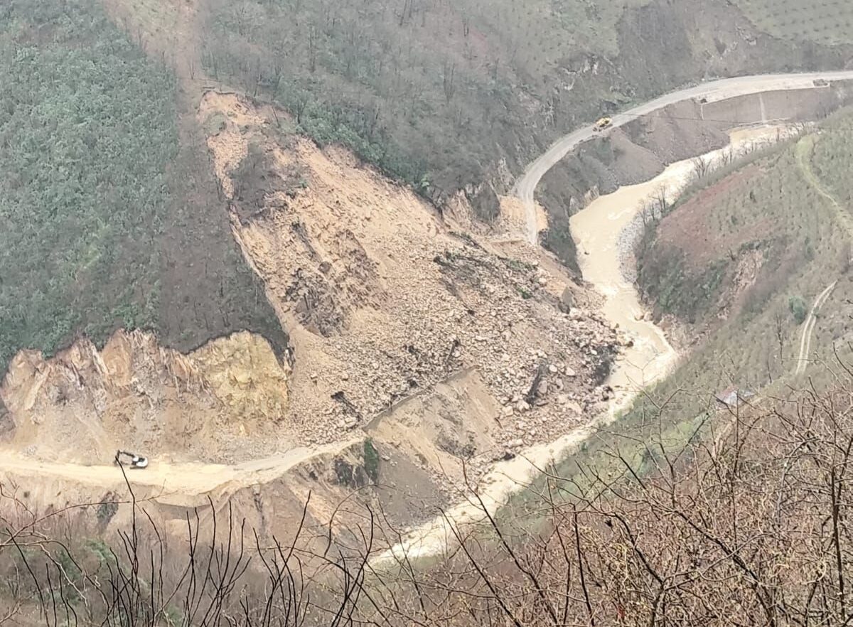 Giresun’un Espiye İlçesinde Heyelan! Köylüler Ulaşımda Zorluk Yaşıyor