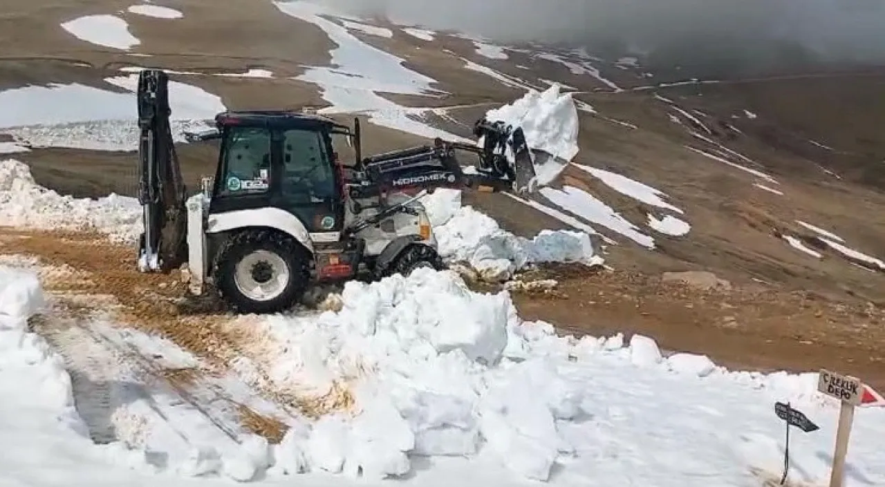 Yavuzkemal’de 2 Metre Kar: Ekipler Yayla Yollarını Açıyor