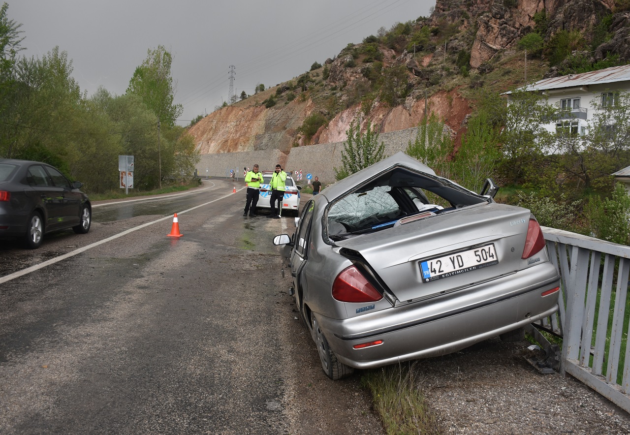 Köprüye Çarpan Otomobilin Sürücüsü Yaralandı