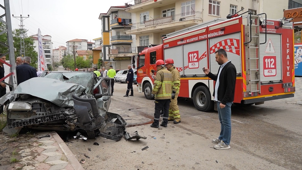 Otomobil ve Cip Çarpıştı: Baba Öldü, Kızı Ağır Yaralı