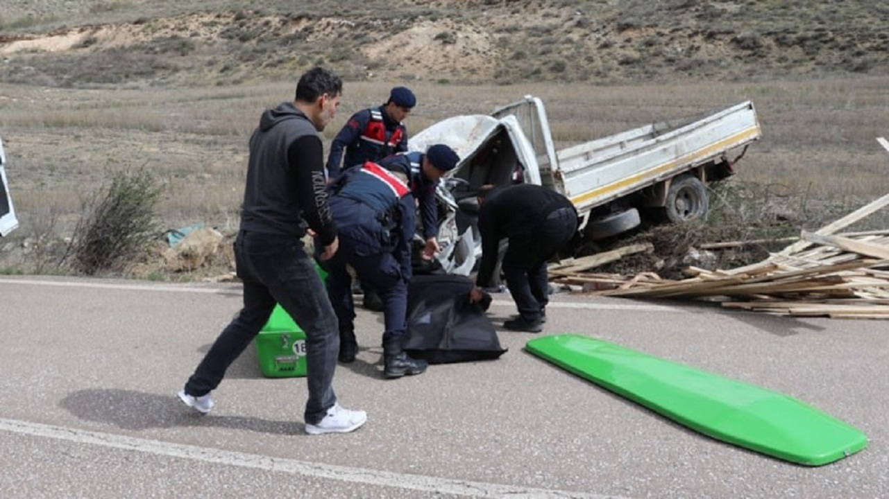 Kamyonet Devrildi Ölü Ve Yaralılar Var!