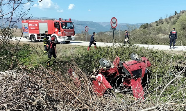 otomobil şarampole devrildi