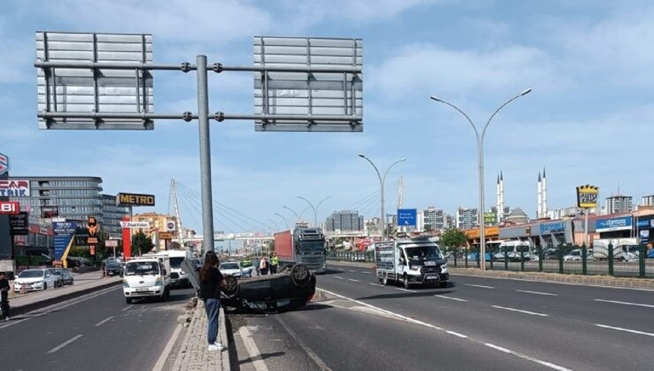 Diyarbakır’da Aşırı Hızla Takla Atan Otomobilin Sürücüsü Sağ Çıktı