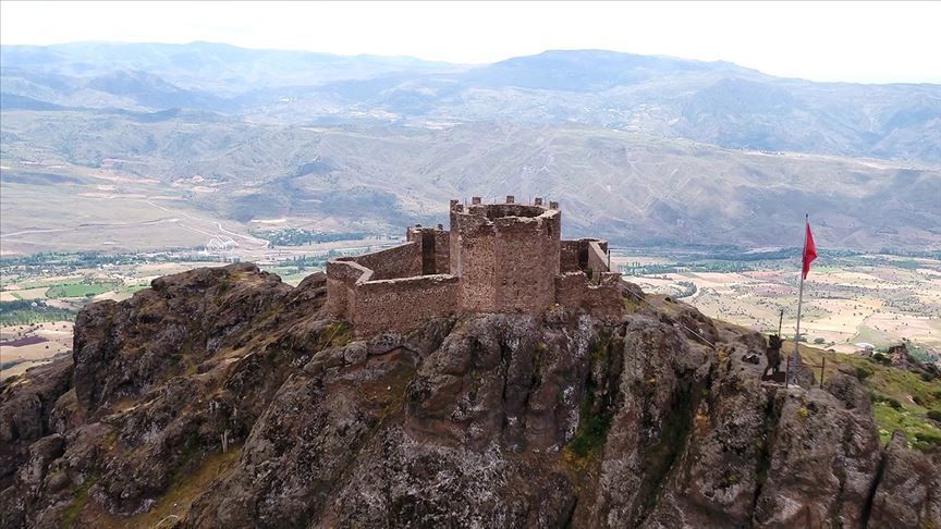 Kelkit Vadisi’ne Panoramik Manzara Sunan 100 Yıllık Kale Yıkılıyor