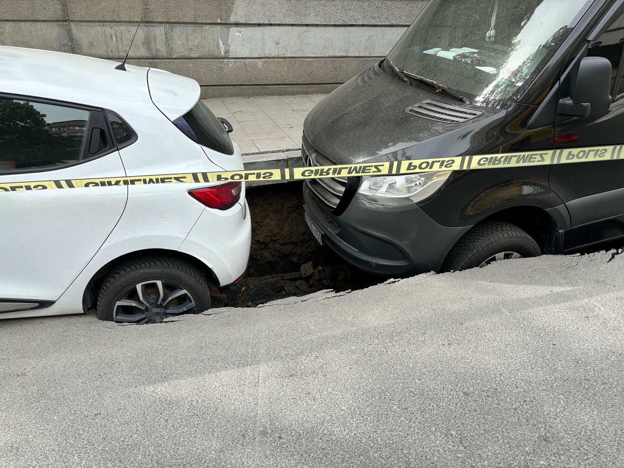 Şişli’de Yol Çöktü: 2 Araç Çukura Düştü