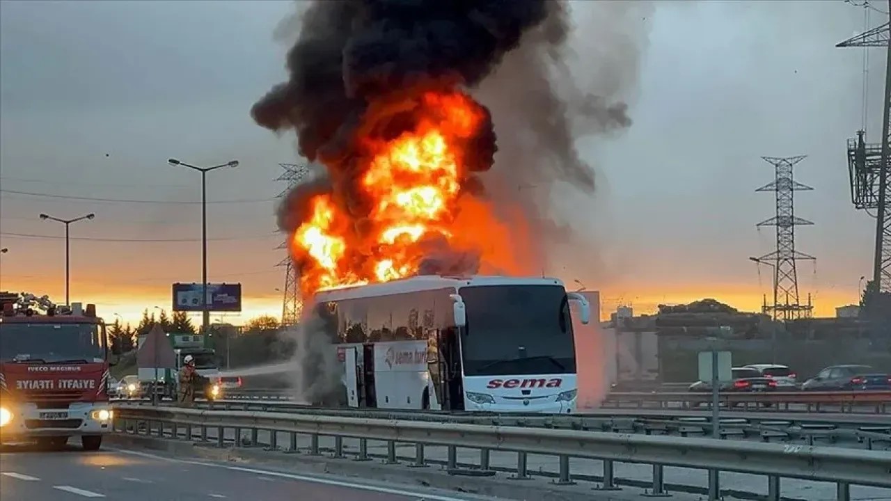 Giresun Firmasına Ait Yolcu Otobüsü TEM Otoyolunda Yandı!