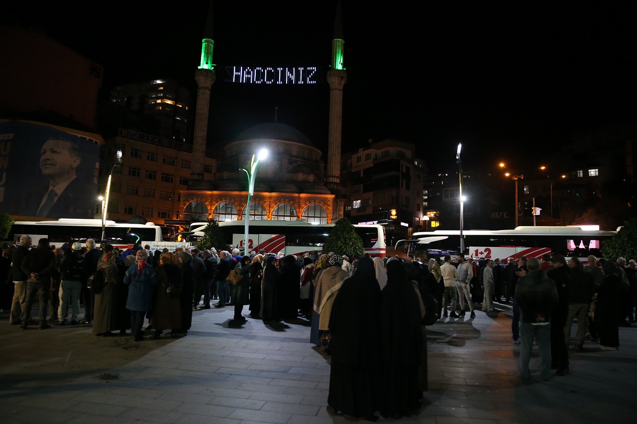 Rize’de Hacı Adayları için Duygu Dolu Uğurlama Merasimi