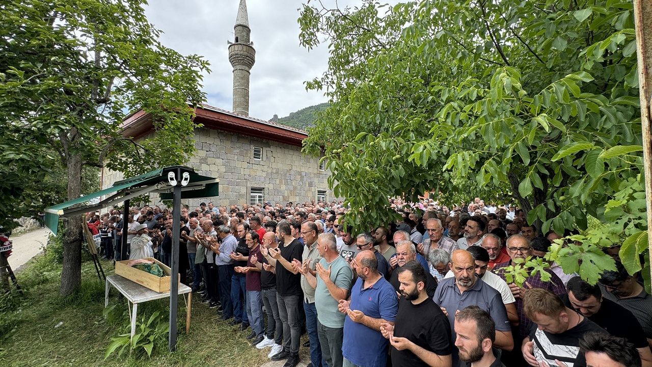 Silahlı Saldırıda Ölen Kadın Artvin’de Defnedildi