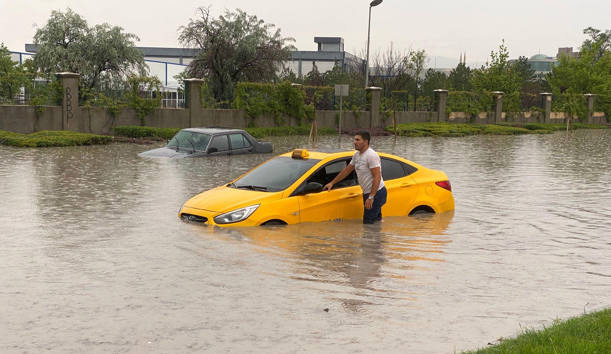 Ankara’yı Vuran Sağanak Yağış Hayatı Felç Etti!