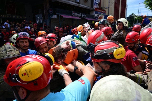 İstanbul’da 3 Katlı Bina Çöktü: 1 Ölü, 8 Yaralı