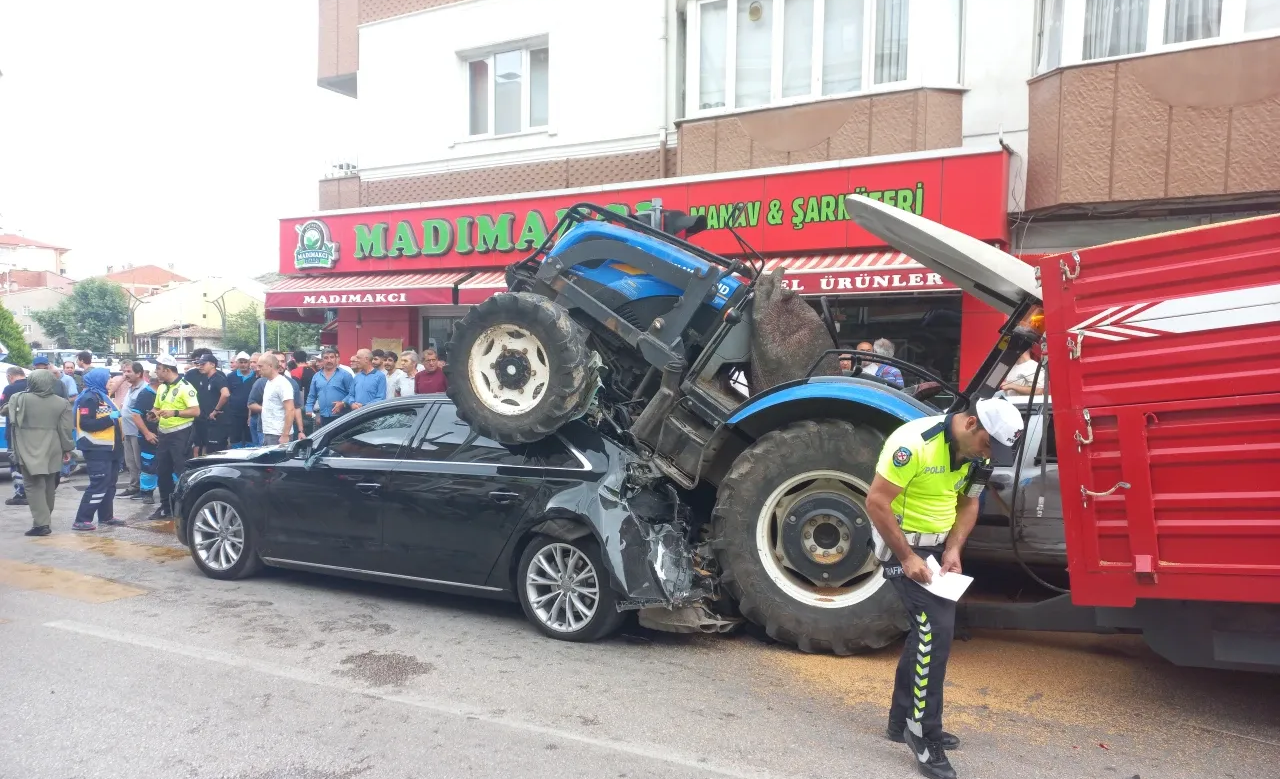 Tokat’ta Freni Boşalan Traktör Otomobilin Üzerine Çıktı