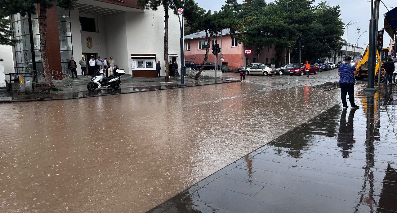 Giresun Şebinkarahisar ve Alucra’da Sağanak Yağış Etkili Oldu: Esnaf Tedirgin!