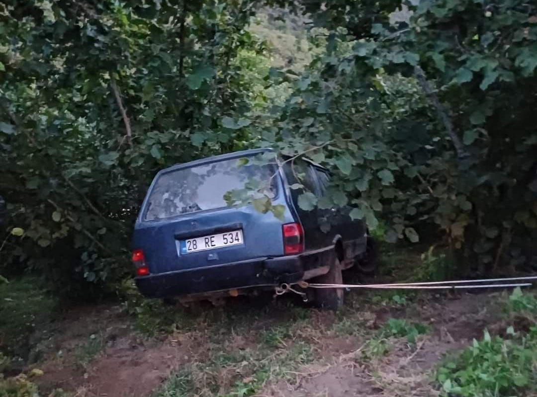 Giresun’da Şarampole Yuvarlanan Otomobilin Sürücüsü Hayatını Kaybetti