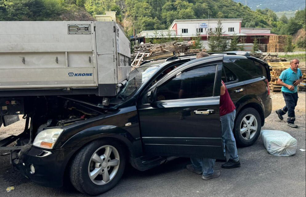 Giresun’da Feci Kaza: Park Halindeki Tıra Çarpan Otomobilde 3 Kişi Yaralandı