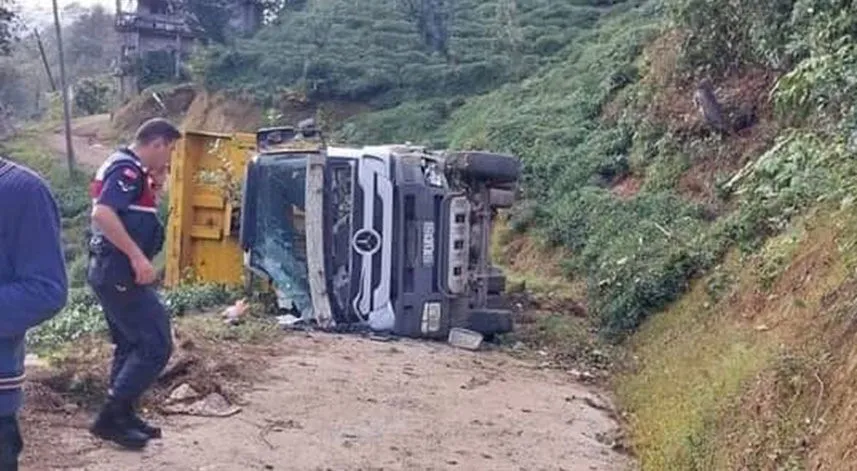 Rize’de Taş Yüklü Kamyon Dereye Yuvarlandı: Sürücü Yaralı