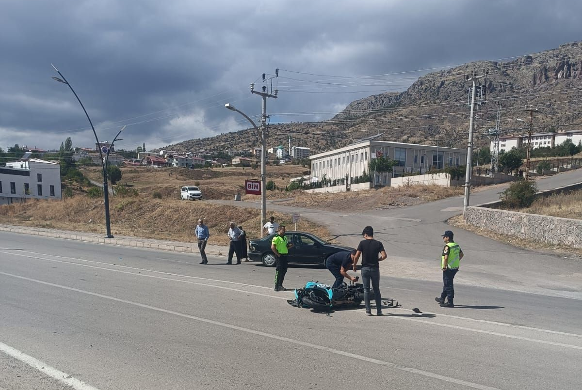 Şebinkarahisar’da Motosiklet Otomobille Çarpıştı: 2 Yaralı