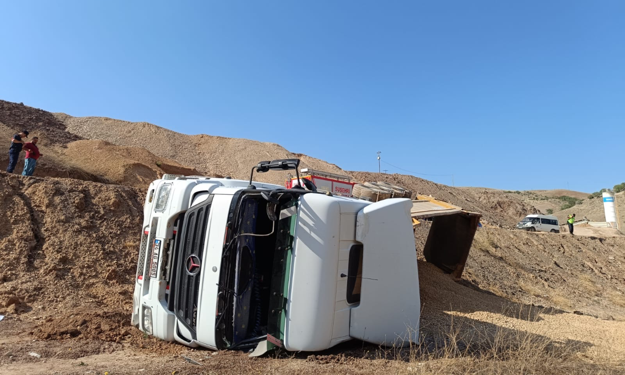 Şebinkarahisar-Suşehri Yol Çalışmasında Tır Devrildi: 1 Ölü