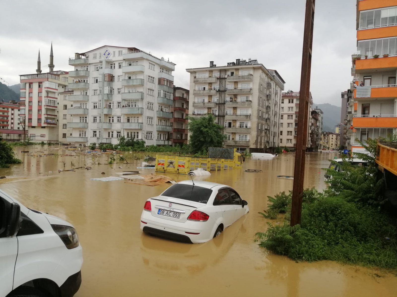 Artvin’de Sel Felaketi: Otomobil Taşan Derede Sürüklendi