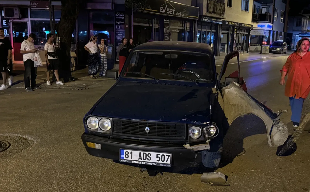 Düzce’de Otomobil Motosiklete Çarptı: 2 Yaralı!