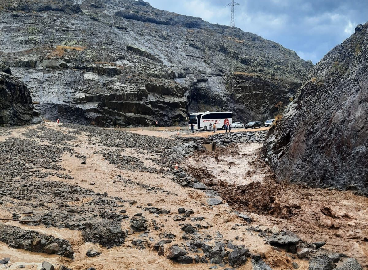 Giresun’da Sağanak Yağış Kara Yolunu Kapattı