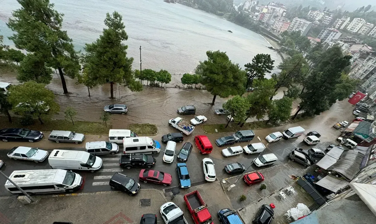 Tirebolu’da Aşırı Yağışlar Denizi Taşırdı: Öğrenciler Okulda Mahsur Kaldı