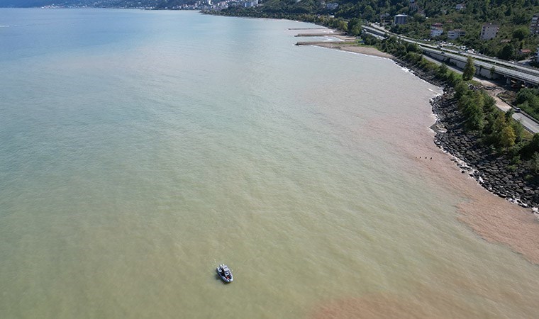 Trabzon’da Sel Sonrası Karadeniz Kahverengiye Döndü