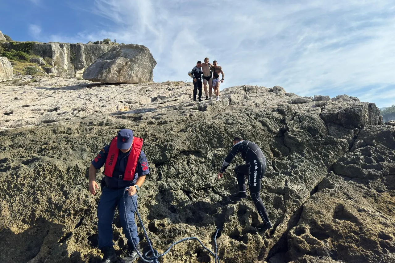 Amasra’da Kayalıklarda Mahsur Kalan Rus Turistler Kurtarıldı