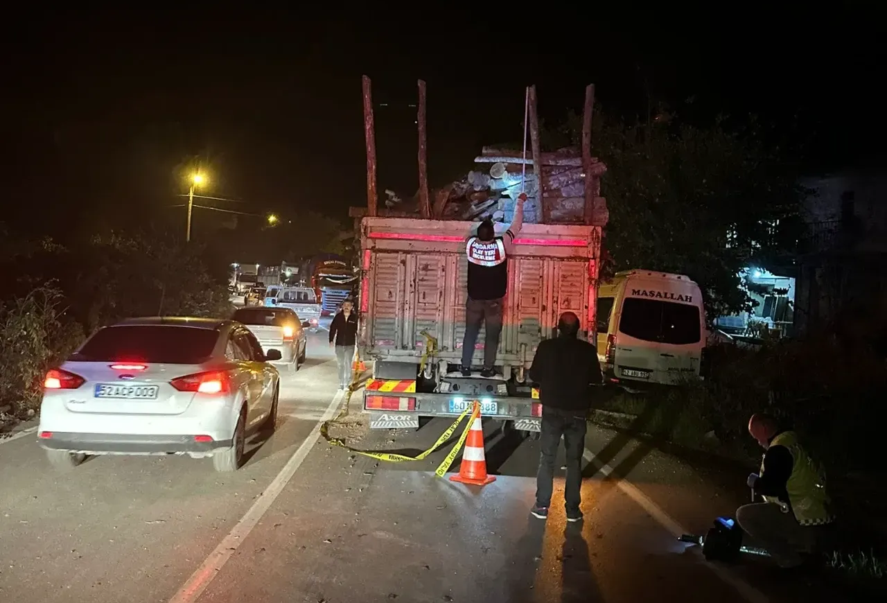 Ordu’da Kamyondan Düşen Tomruk Otomobili Ezdi: Sürücü Olay Yerinde Hayatını Kaybetti