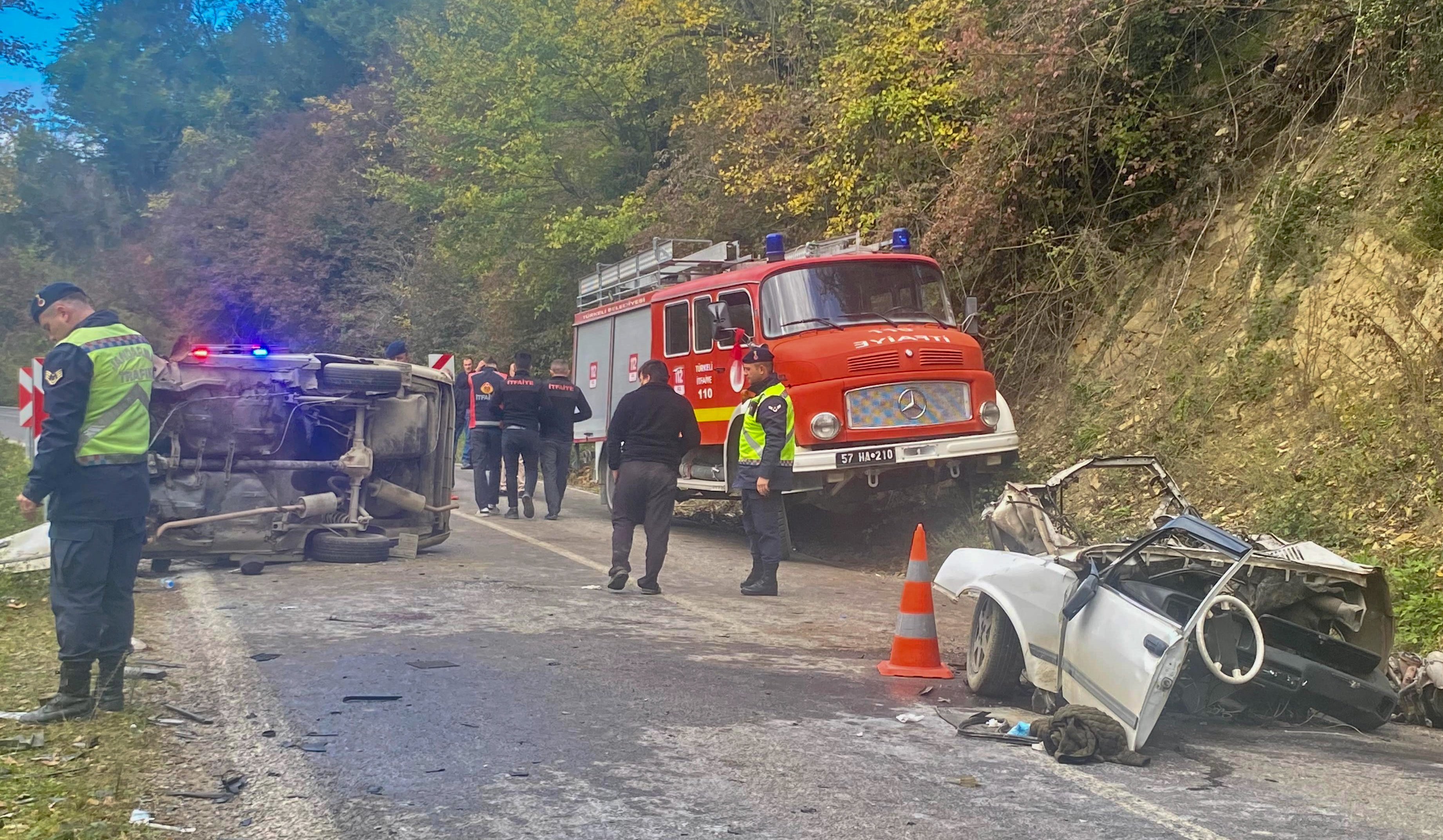 Sinop’ta Otomobil İkiye Bölündü: 3 Yaralı