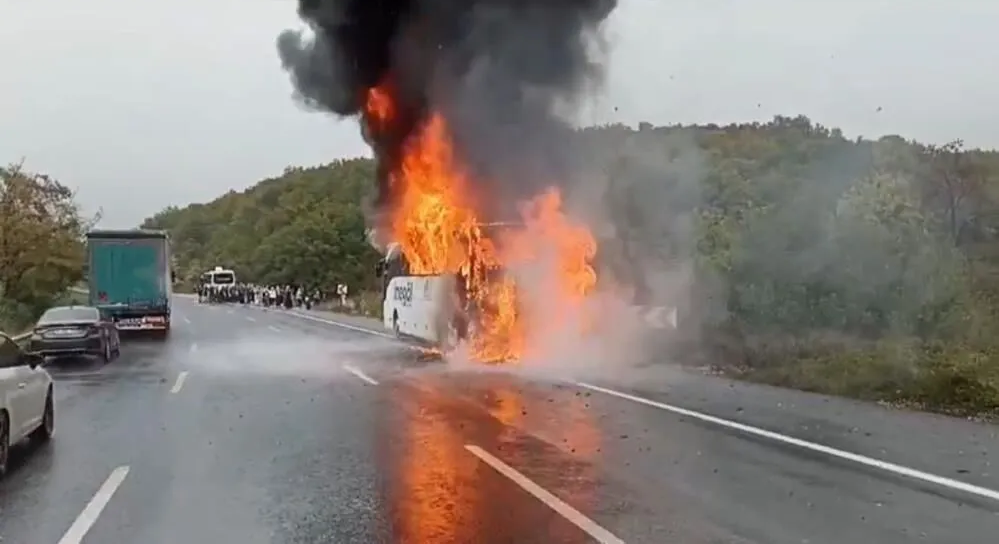 Yolcu Otobüsü Seyir Halindeyken Alev Aldı