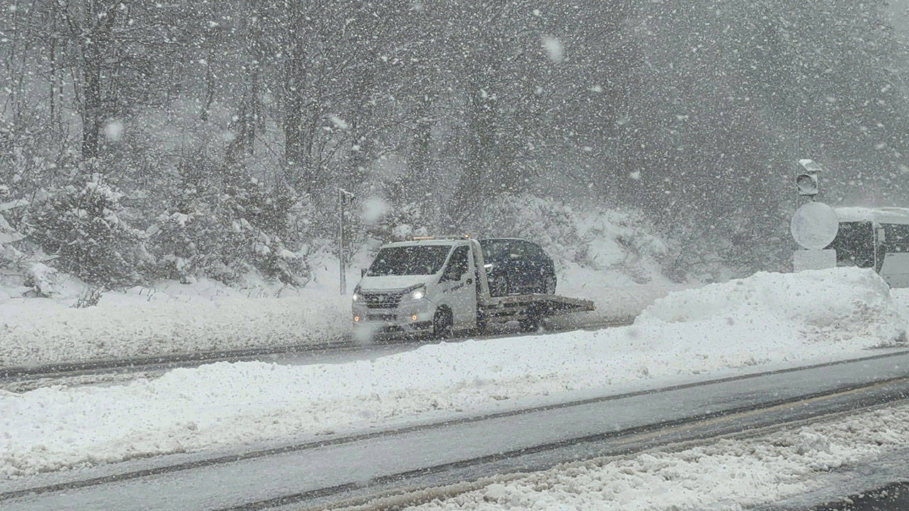 Bolu Dağı’nda Yoğun Kar Yağısı: Görüş Mesafesi Düştü, Sürücüler Dikkat!