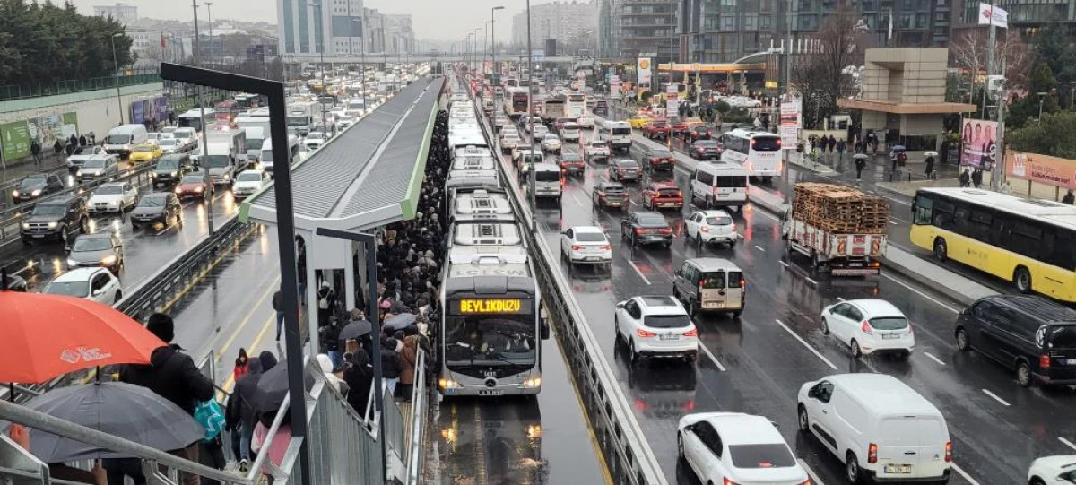 İstanbul’da Kar Yağışı Felç Etti: Trafik Kilitlendi, Metro İstasyonlarında Yoğunluk Arttı
